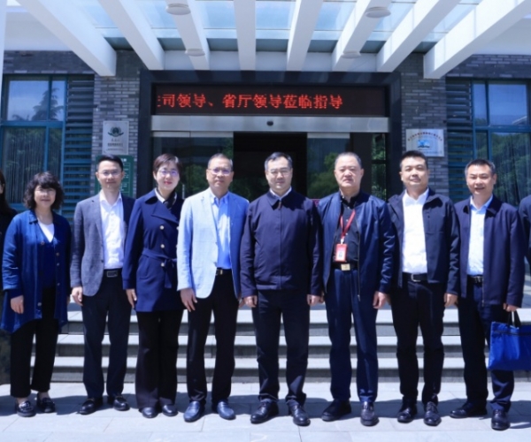 国度商务部消费推进司（国度茧丝办）副司长安宝军辅导一行光临调研