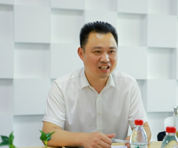 嘉兴国度高新区管委会俞春明主任调研7790必发集团丝绸，为发展鼓劲?